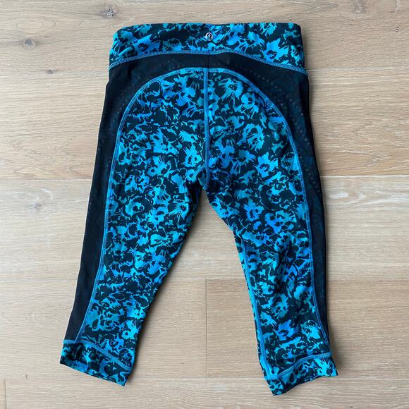 Lululemon Stop At Nothing Crops in Fleur Sombre Kayak Blue Dragonfly/Black sz 4 - Picture 2 of 4